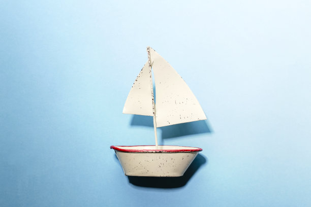 蓝色背景上的帆船图片下载