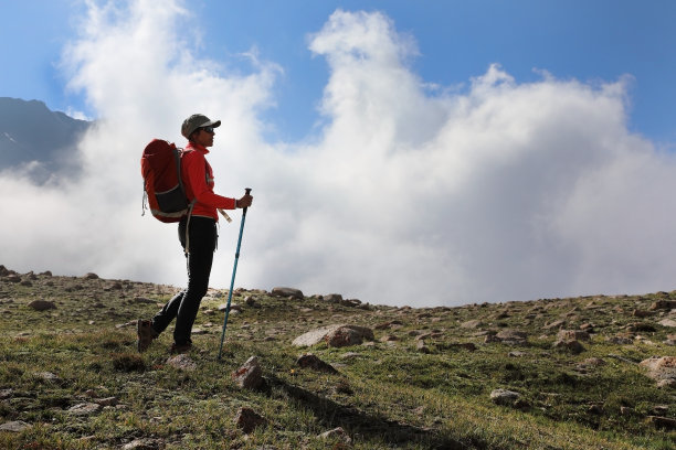 女游客站在山顶上图片下载