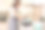 在菜里放香料的女人。图片下载