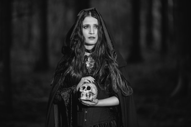 一个带着头骨的女巫画像图片下载