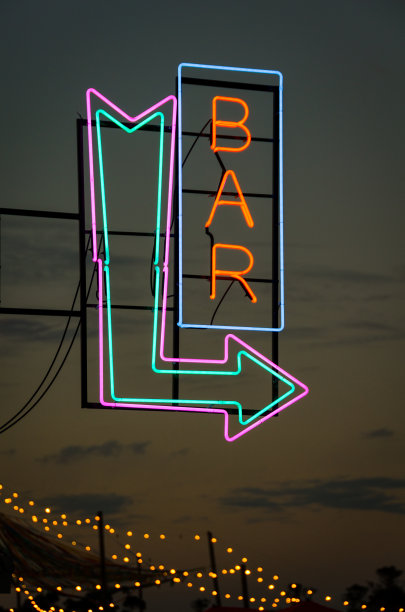 在夏季节日的黎明，真正的霓虹酒吧标志和箭头图片下载