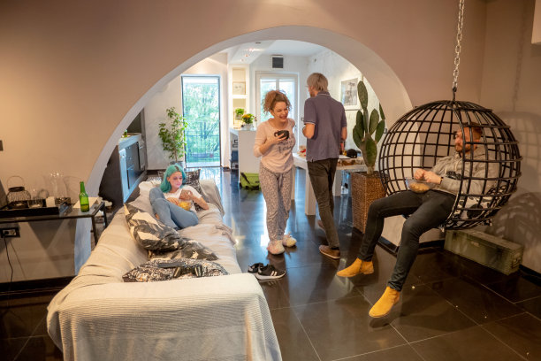 室友们吃着零食，喝着啤酒和咖啡放松图片下载