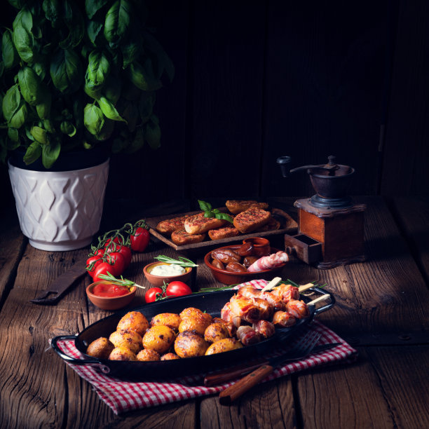 乡下枣包培根和嫩烤土豆。图片下载