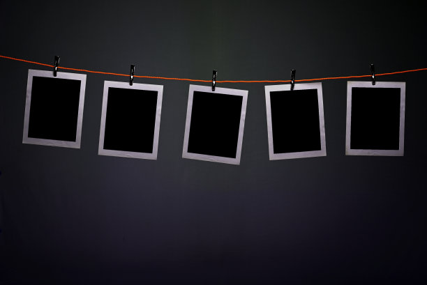 晾衣绳上的空白宝丽来镜框图片下载