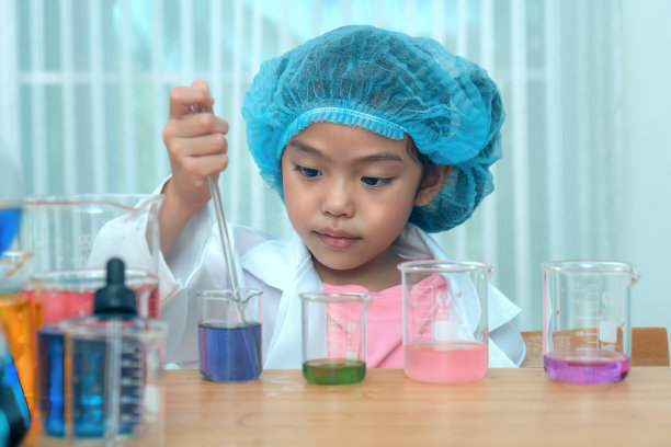 在化学实验室扮演科学家的亚洲女孩的肖像图片下载