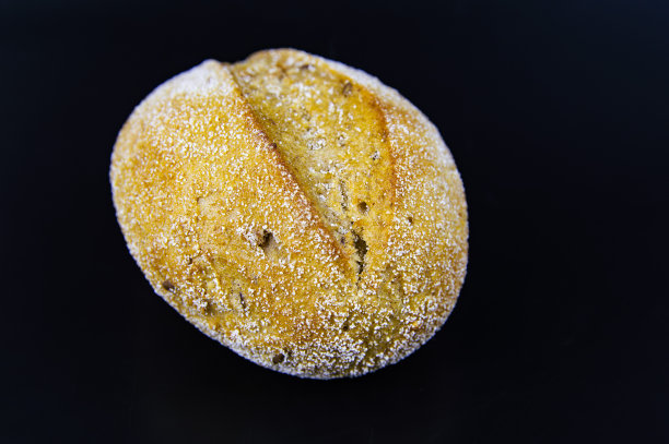 黑色背景上的面包卷。食物的照片。图片下载