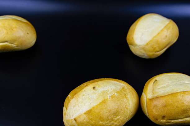 黑色背景上的面包卷。食物的照片。图片下载