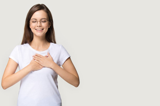 快乐的千禧女性闭着眼睛感觉幸福的大头照图片下载