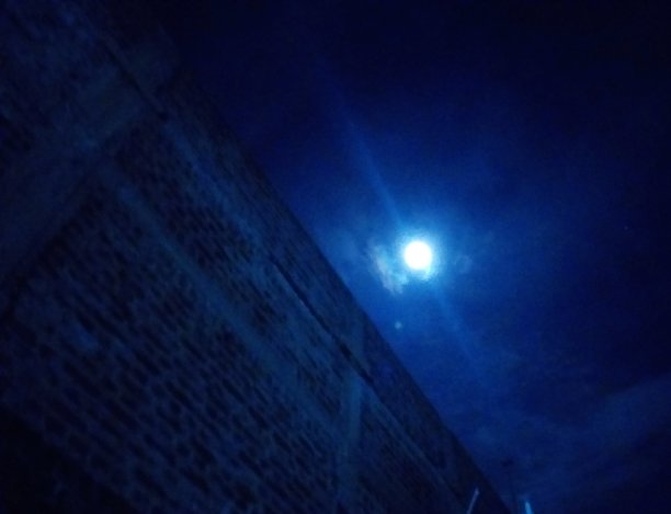 蓝色的月亮图片下载