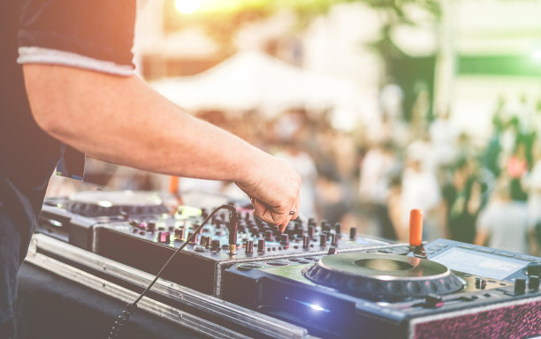 Dj混合户外海滩派对节日与人群的背景-夏季生活，迪斯科俱乐部外的观点-柔软的焦点手-乐趣，青年，娱乐和节日的概念图片下载