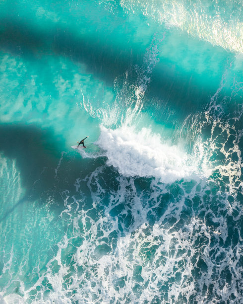 冲浪者用优美的动作、自由式和新鲜的海洋蓝调来空中翱翔。惊人的空中冲浪者在日出在夏季岛上的生活方式的氛围图片下载