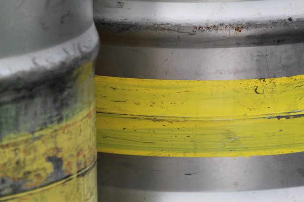 两个啤酒桶图片下载