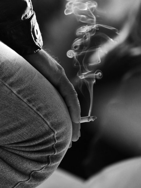 黑色和白色近距离的男人在牛仔牛仔裤吸烟图片下载