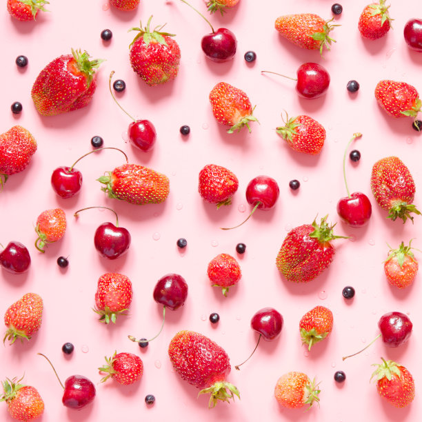 粉色背景上有草莓、樱桃和蓝莓。平躺，俯视图。——图片图片下载
