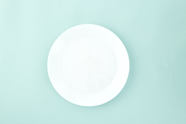 淡蓝色背景上的空盘子图片下载