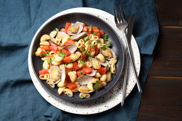 自制意大利面，配红果、番茄、大蒜、橄榄油和欧芹图片下载