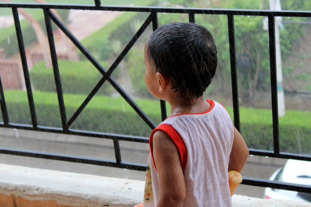 孩子在雨中沐浴图片下载