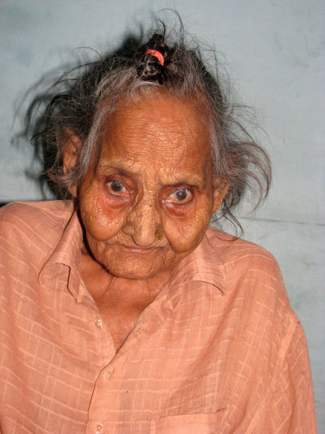 老年妇女写生写生在家图片下载