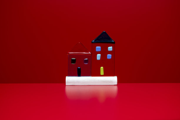 红色背景上的玻璃屋物体图片下载