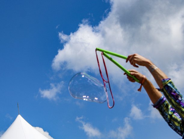一个音乐节上的泡泡制造者图片下载