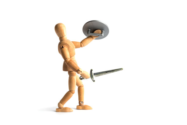 木制人体模型用剑和盾牌对抗敌人图片下载