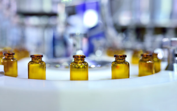 在转盘生产线棕色玻璃瓶的特写图片下载