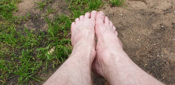 光着脚。裸露的男人的脚。男人的脚。图片下载