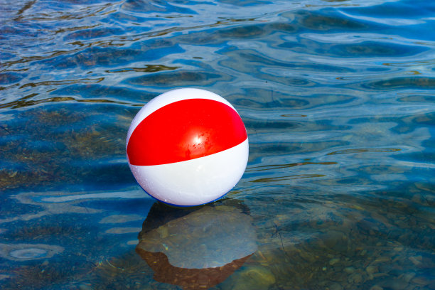 沙滩充气球浮在水面上图片下载
