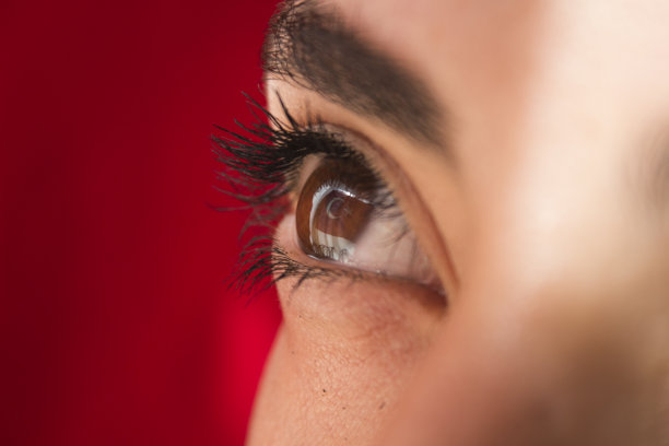 俯瞰土耳其国旗的女人图片下载