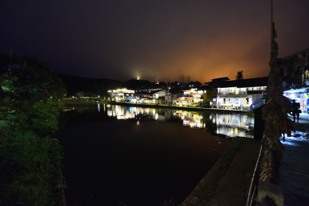 泰国北碧府——2017年7月1日:Etong村，泰国北碧府的村庄前的迷雾和湖泊中的隐藏村庄。在泰缅边境附近的老矿图片下载