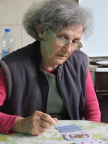 老妇人在玩纸牌游戏图片下载