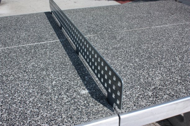 公园里的混凝土乒乓球台户外拍摄图片下载