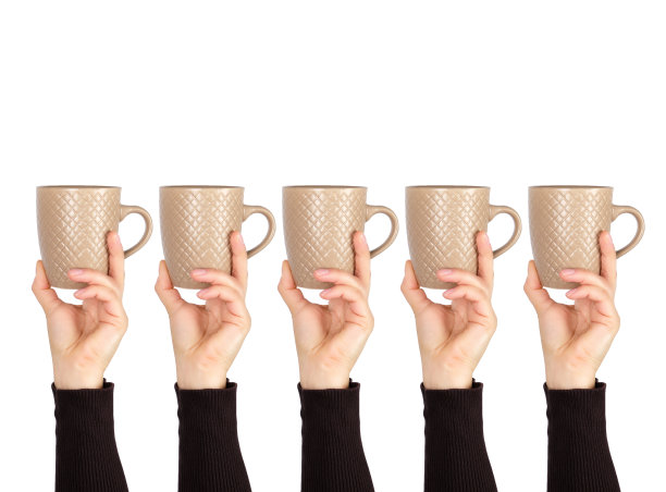 女性手握棕色陶瓷杯，白色背景图片下载