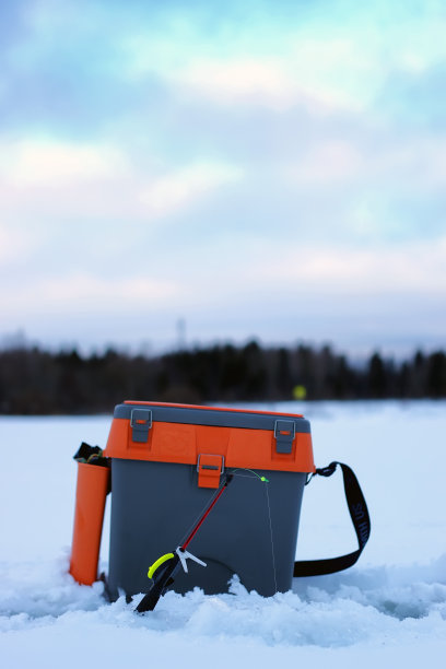 小小的冬季鱼竿冰图片下载