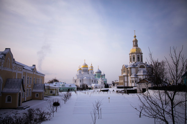 描绘庄严教堂的冬季摄影图片下载