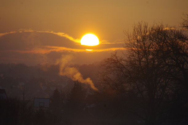 金色的日出照耀着整个国家图片下载