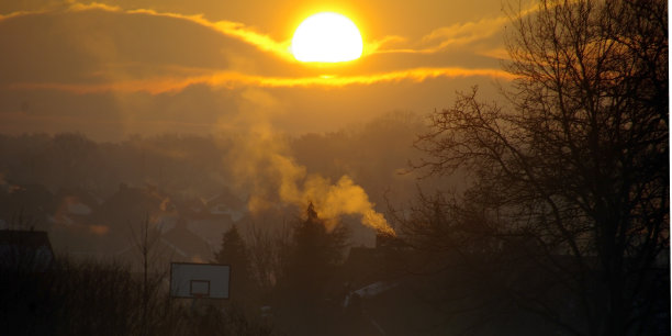 金色的日出照耀着整个国家图片下载