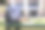教育对象在学校前面的空长凳上。图片下载