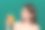漂亮的年轻女子的特写肖像与明亮的颜色化妆捧着橙汁近脸图片下载