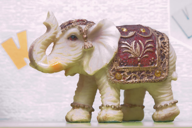 装饰大象，在印度文化中普遍使用，用作纪念品。阿塞拜疆首都巴库市集上出售的漂亮的大象纪念品。图片下载