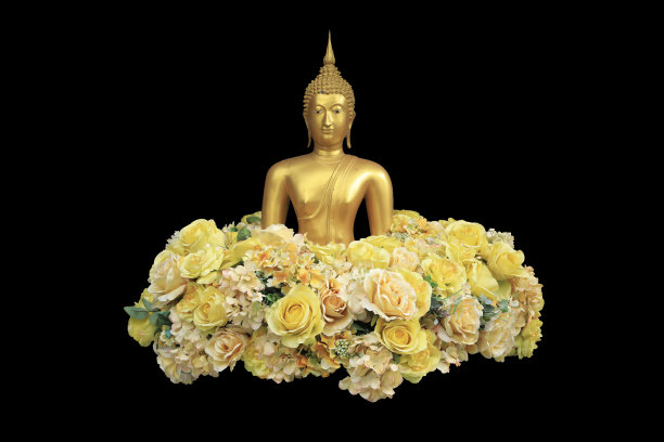 佛像与花周围孤立的黑色背景。这有剪切路径。图片下载