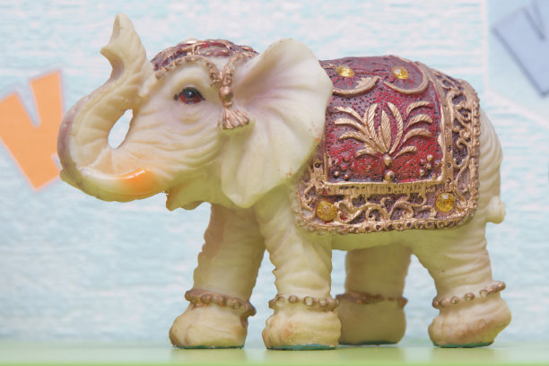 装饰大象，在印度文化中普遍使用，用作纪念品。阿塞拜疆首都巴库市集上出售的漂亮的大象纪念品。图片下载