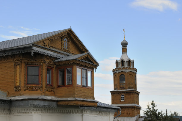 春日的东正教大教堂，金色的圆顶和十字架对着天空。Tserkov Smch。kharlampiya Tsivilsk,俄罗斯图片下载
