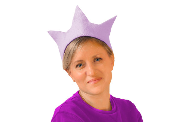 戴着帽子的女孩。紫色紫红色调孤立的图像上的白色背景。女人微笑着看着相机的肖像图片下载