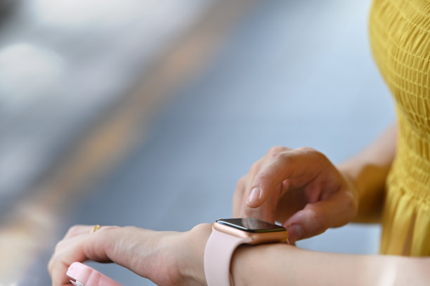 女人用智能手表的特写镜头。图片下载