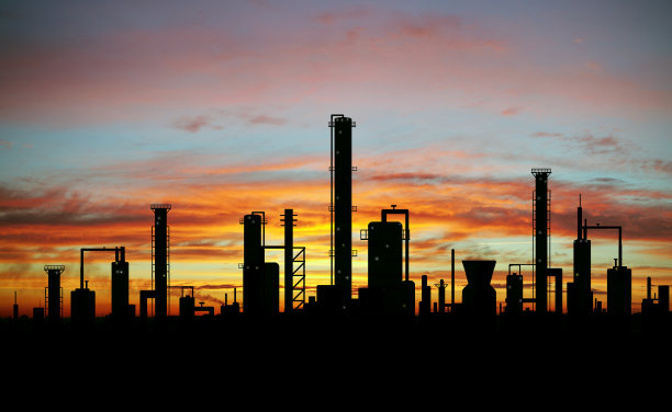 日落时分的油库图片下载