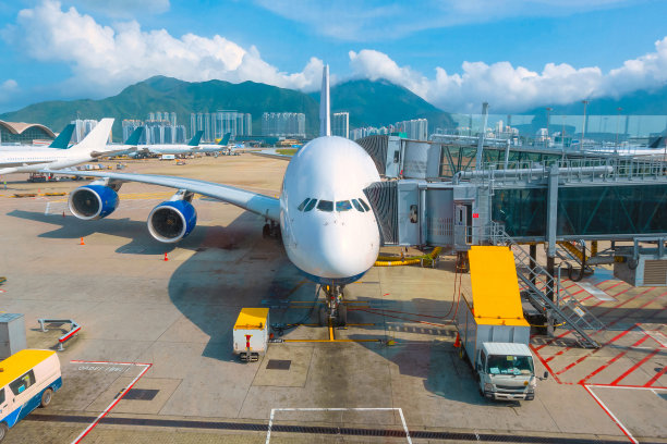 喷气式飞机停靠在机场内图片下载