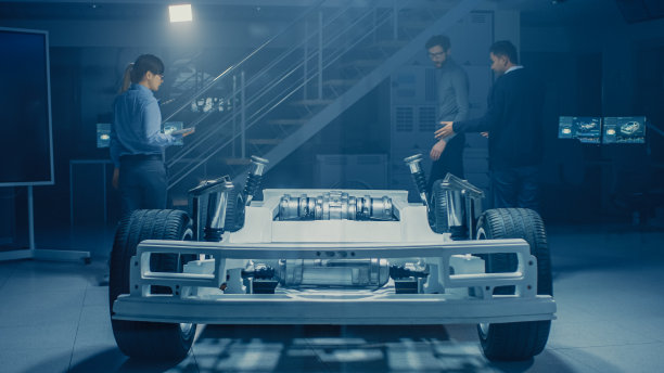 汽车创新设施的汽车设计工程师团队致力于电动汽车平台底盘原型，包括车轮，悬架，混合动力发动机和电池图片下载