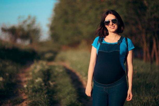 孕妇在大自然中散步图片下载