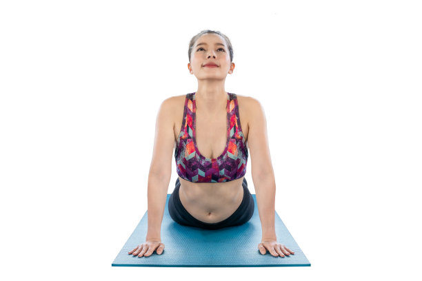 亚洲女孩在瑜伽垫上做平板支撑运动图片下载